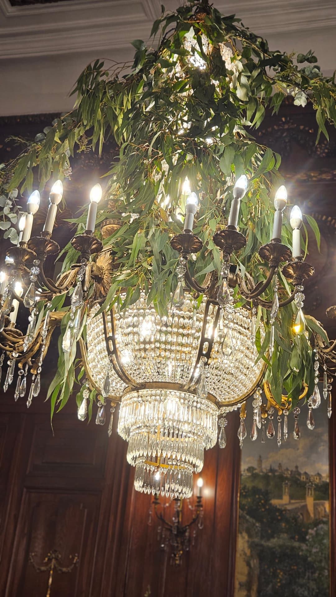 Lámpara de araña decorada con guirnalda de eucalipto para una boda