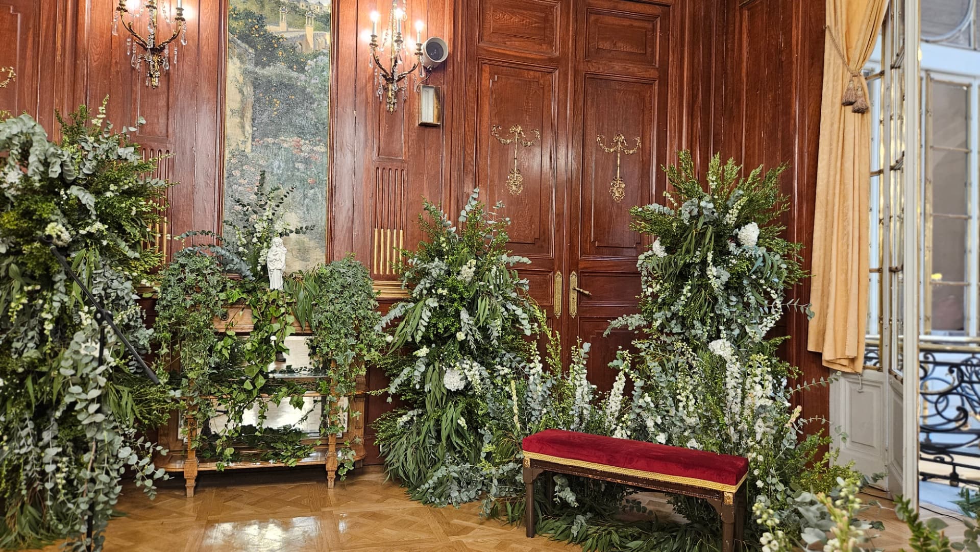 Decoración floral de ceremonia de boda con eucalipto y flor blanca