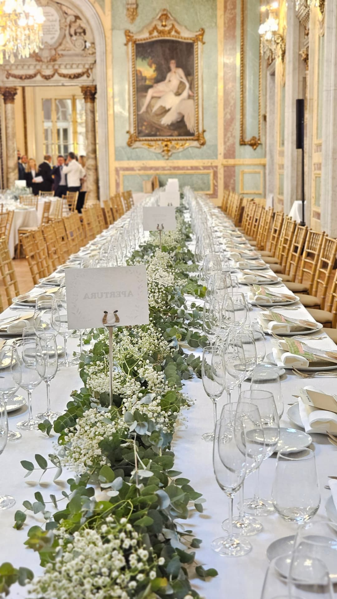 Camino de mesa con eucalipto y paniculata en un banquete de boda
