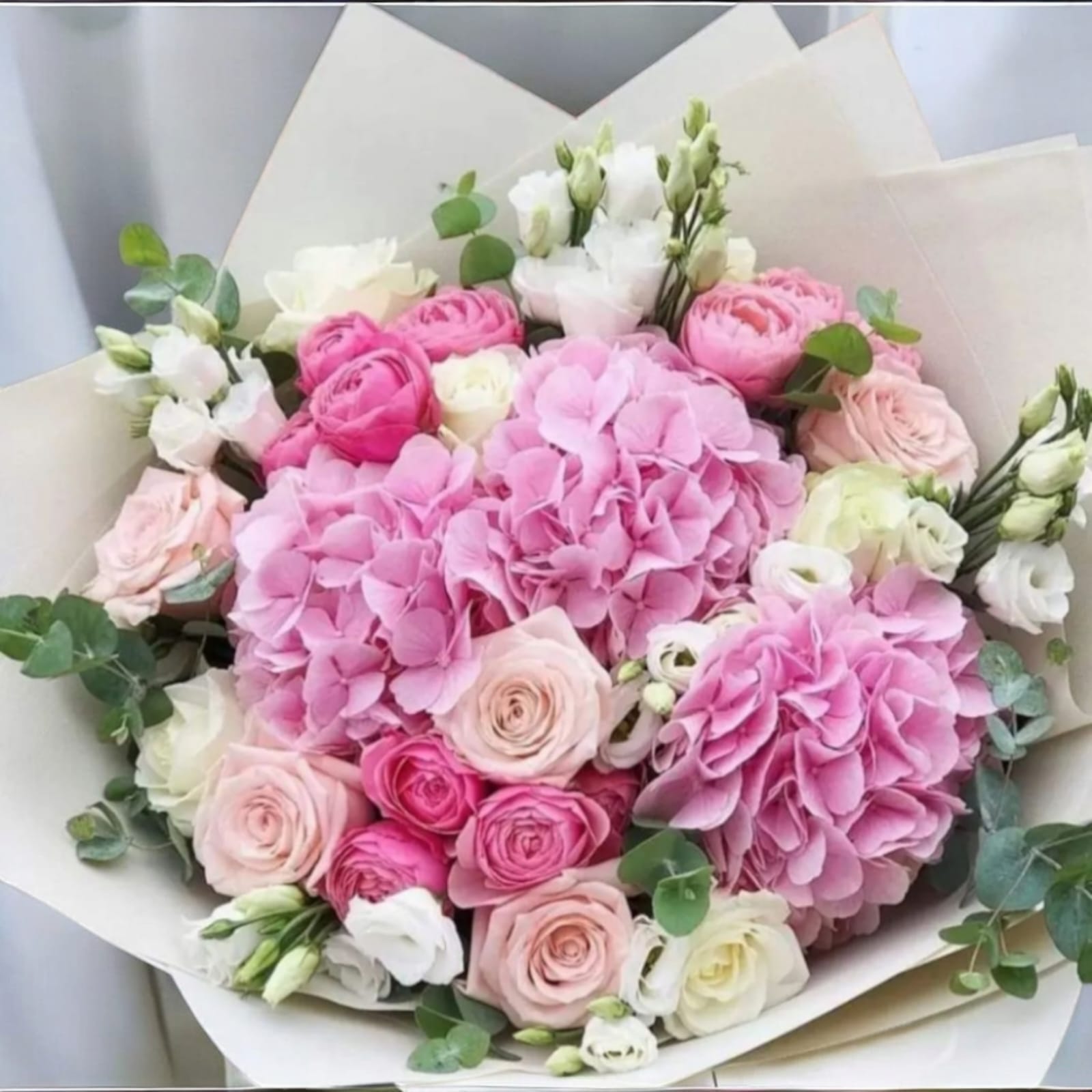 Ramo de hortensias y rosas en gama rosa compuesto a mano en la floristería de Pozuelo de Alarcón