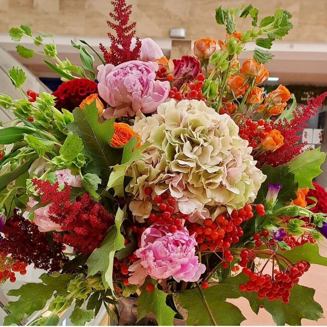Ramo de temporada con peonías, hortensia, astilbe y bayas rojas